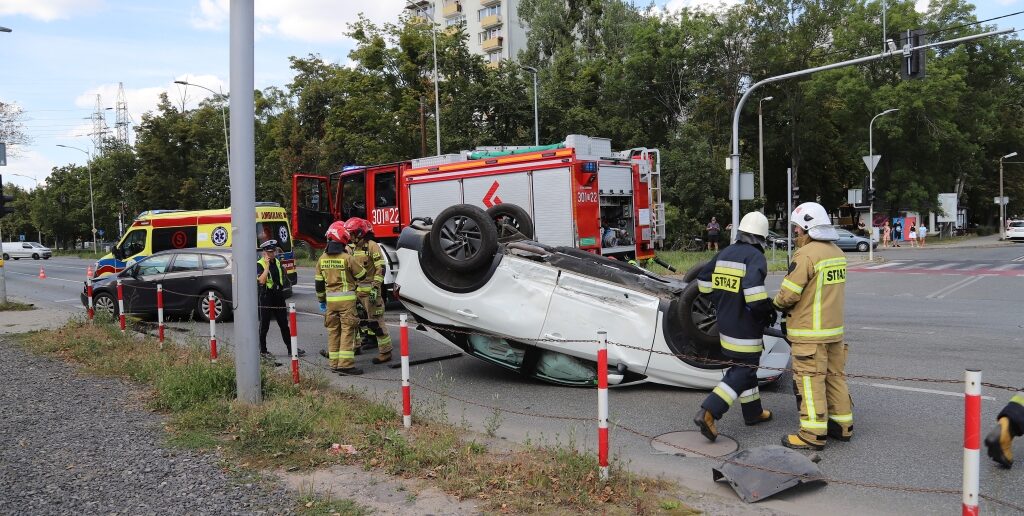 Na skrzyżowaniu ulic Niemodlińskiej i Dambonia w Opolu dachował samochód