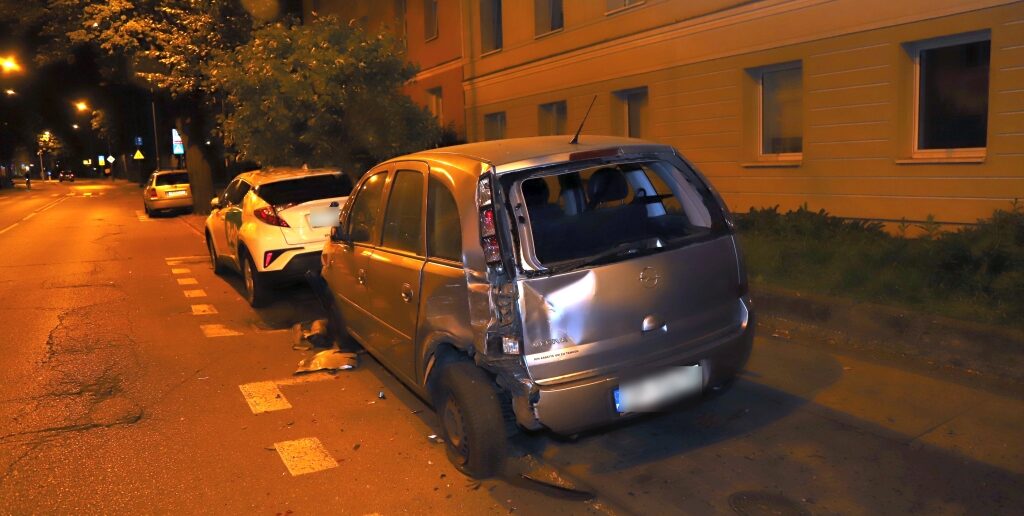 Policja szuka kierowcy jeepa, który uszkodził 12 aut w Opolu