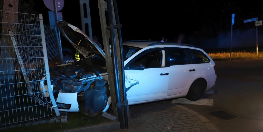 Kierujący skodą wjechał w ogrodzenie posesji w Komprachcicach