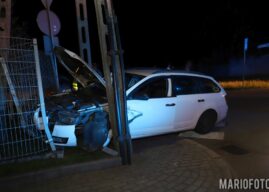 Kierujący skodą wjechał w ogrodzenie posesji w Komprachcicach