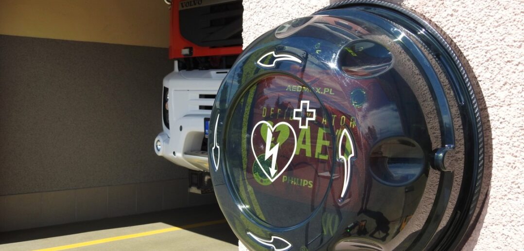 Defibrylator AED na budynku remizy OSP w Dobrzeniu Małym Defibrylator AED na budynku remizy OSP w Dobrzeniu Małym