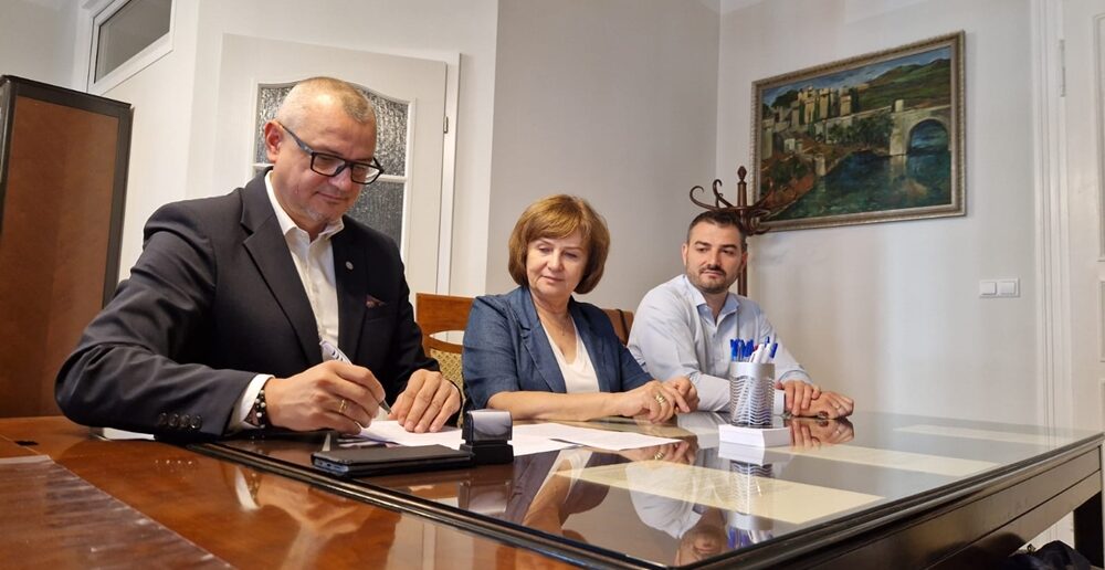 Nowy Dom Dziennego Pobytu w Ozimku. Powiat przekazał gminie budynek z myślą o seniorach