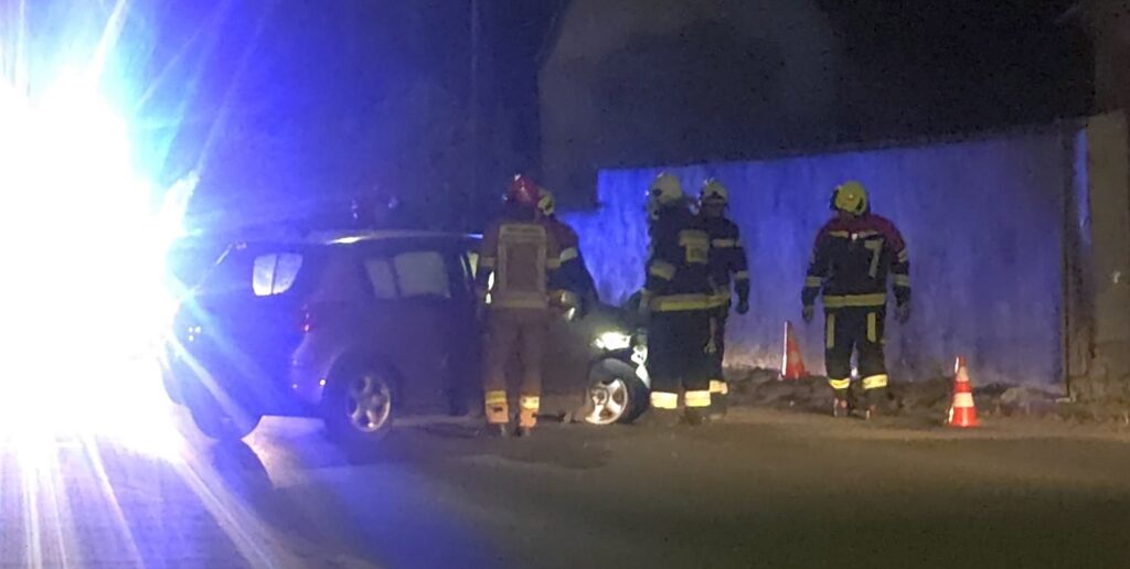 Kolizja w Komprachcicach, kobieta wjechała w ogrodzenie