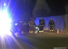 Kolizja w Komprachcicach, kobieta wjechała w ogrodzenie