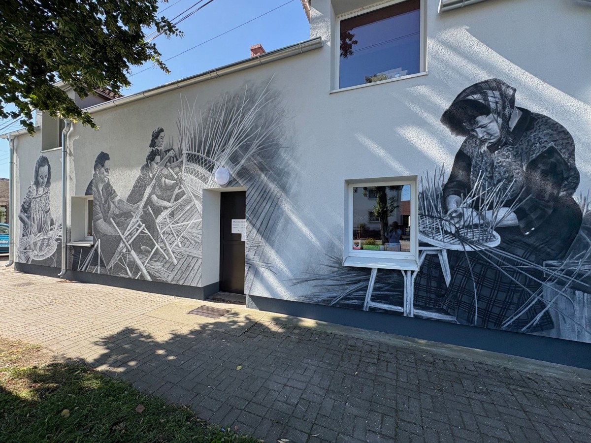 Tradycja rzemiosła na ścianie filii biblioteki w Chróściach