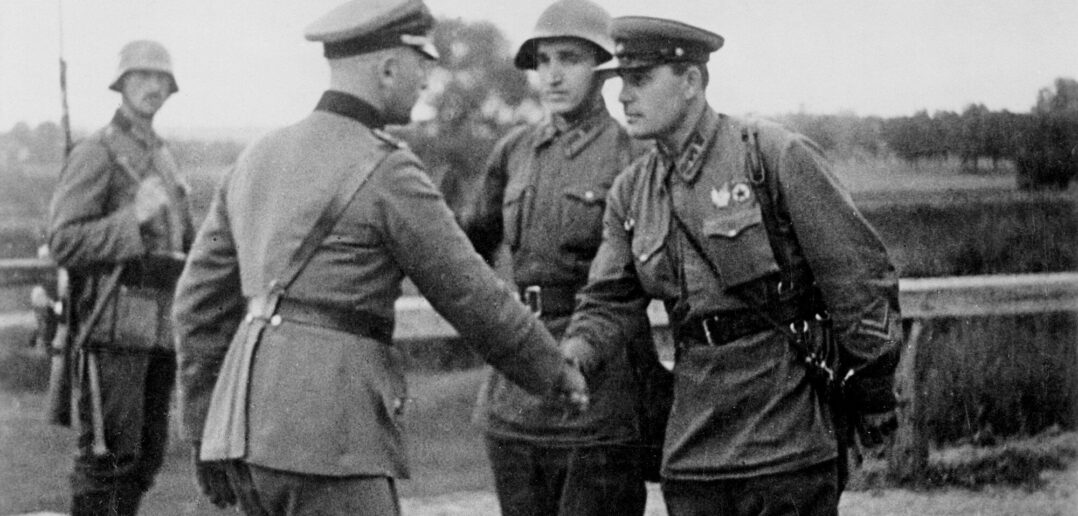 Oficer niemiecki i radziecki ściskają sobie dłonie - to zdjęcie pokazał Radosław Sikorski w ONZ