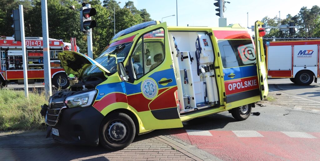 Przed skrzyżowaniem ulicy Częstochowskiej z obwodnicą Opola zderzyły się karetka i bus