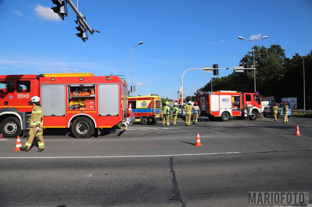 Przed skrzyżowaniem ulicy Częstochowskiej z obwodnicą Opola zderzyły się karetka i bus