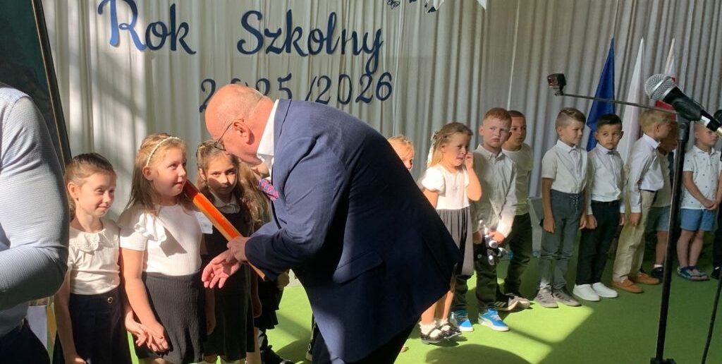 Pasowanie pierwszaków, pierwszy dzwonek i nowa dyrektor &#8211; rok szkolny w Niemodlinie rozpoczęty