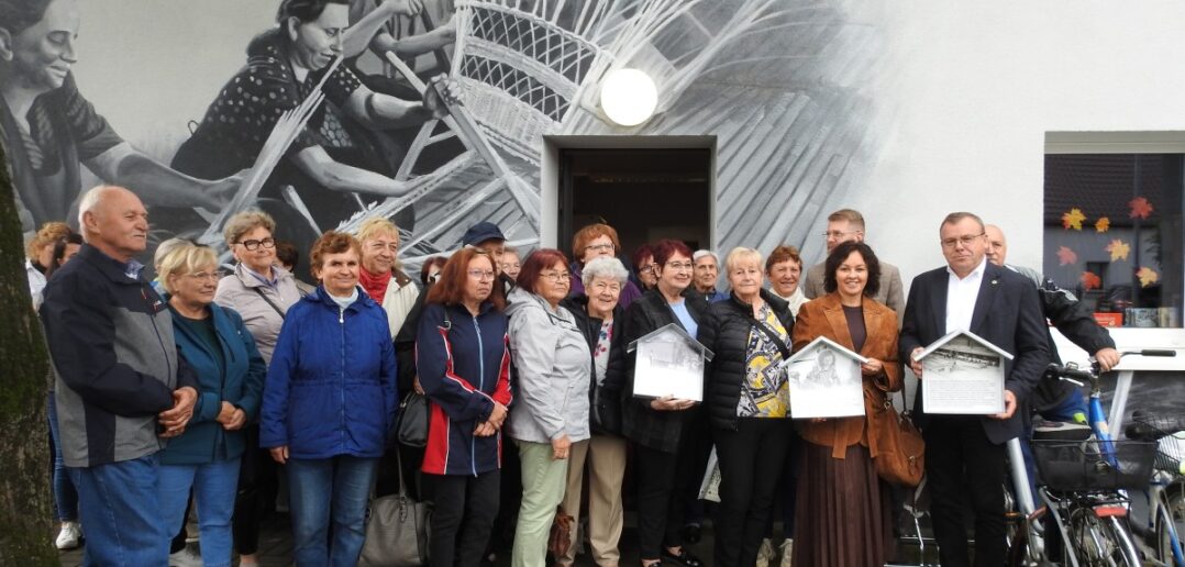 Opowieść o lokalnej tradycji na ścianie filii biblioteki w Chróścicach Opowieść o lokalnej tradycji na ścianie filii biblioteki w Chróścicach