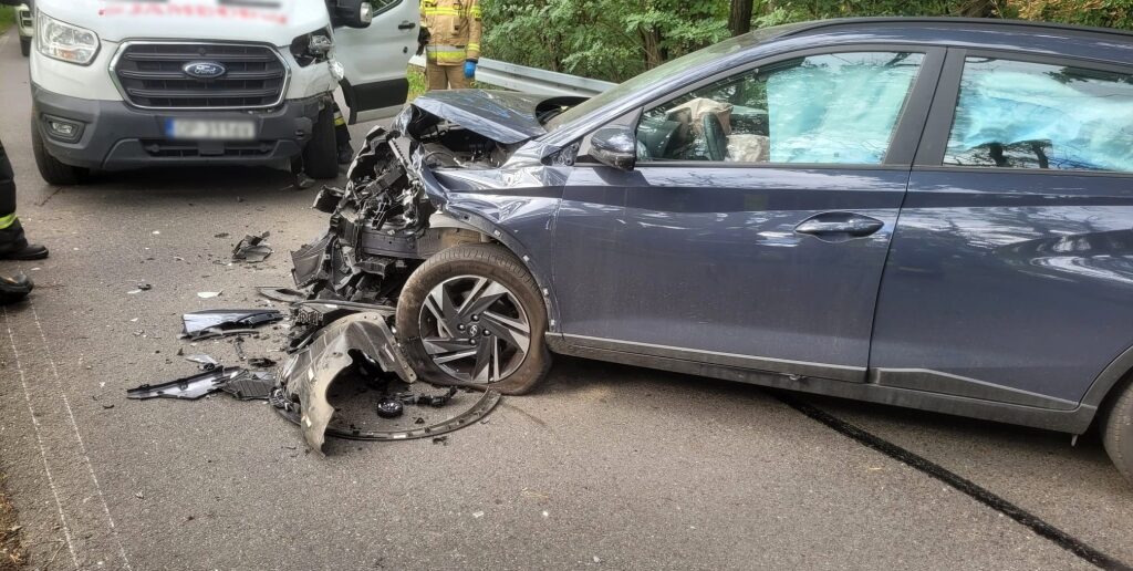 Zderzenie samochodu osobowego i busa na wiadukcie w dzielnicy Brzezie