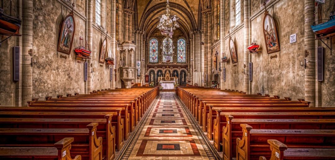 Coraz dalej od ołtarza. Dlaczego Polacy odchodzą z Kościoła?