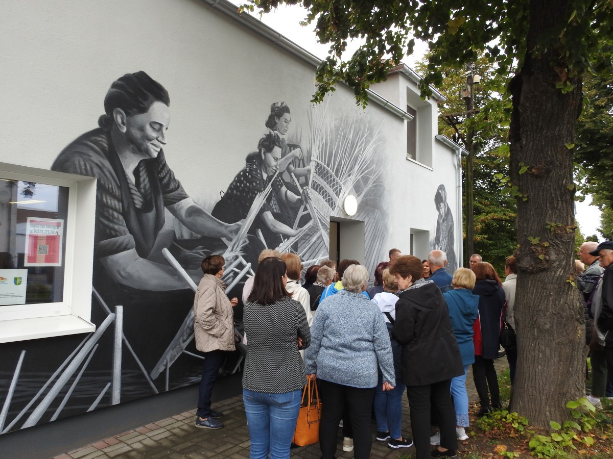 Opowieść o lokalnej tradycji na ścianie filii biblioteki w Chróścicach