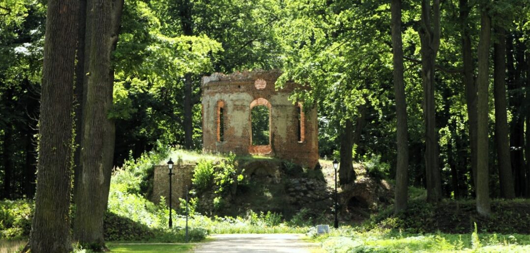 Park w Pokoju. Idealny na spacer zacisznymi alejkami, wśród zieleni i zabytków