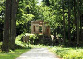 Park w Pokoju. Idealny na spacer zacisznymi alejkami, wśród zieleni i zabytków
