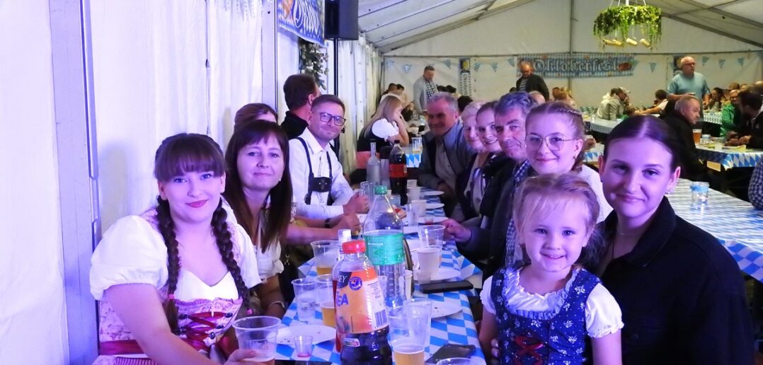 Bawarskie przysmaki, muzyka i złoty trunek. Okotberfest w Nowych Siołkowicach [GALERIA]