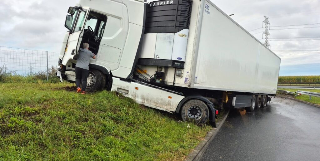 Kierowca ciężarówki stracił panowanie nad pojazdem i wjechał w bariery Kierowca ciężarówki stracił panowanie nad pojazdem i wjechał w bariery