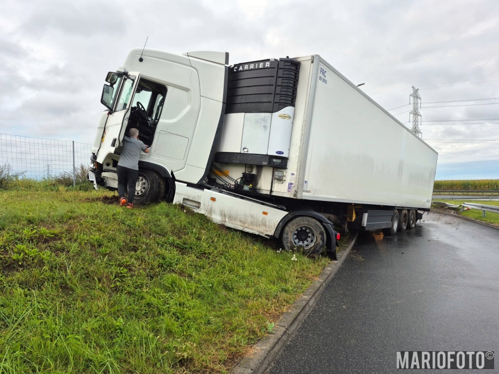 Kierowca ciężarówki stracił panowanie nad pojazdem i wjechał w bariery