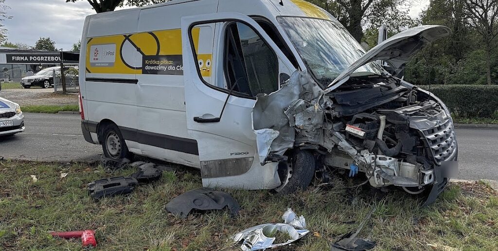 Wypadek na ul. Cmentarnej w Opolu, kurier wjechał w drzewo