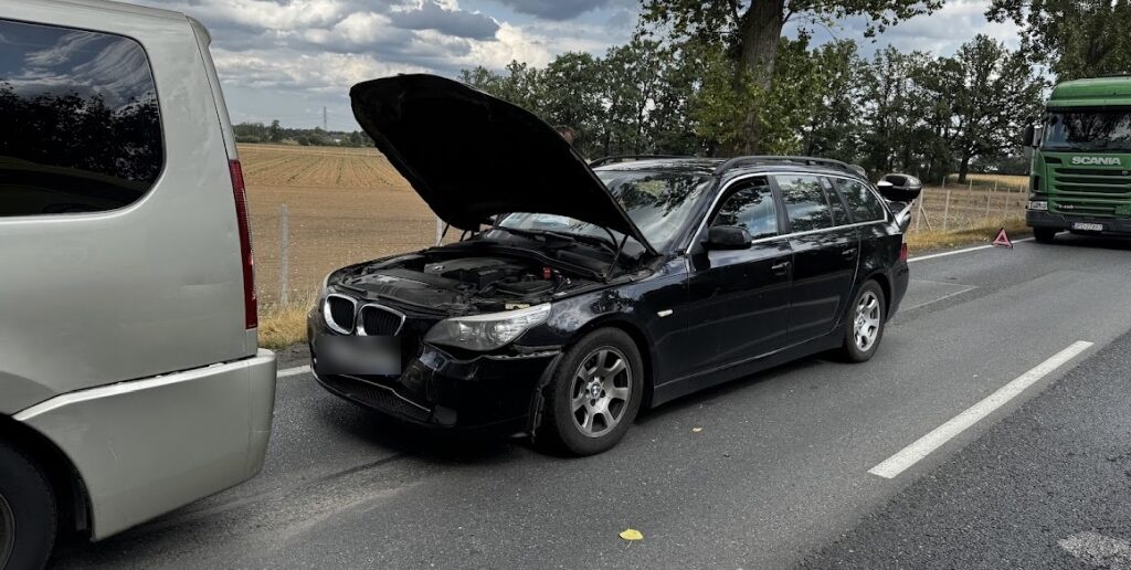 Wypadek motocyklisty i kolizja trzech aut w Zawadzie