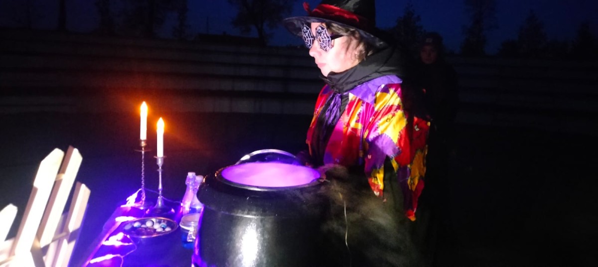 Wieczór mrożący krew w żyłach. Halloweenowy spacer po Parku w Pokoju [GALERIA]