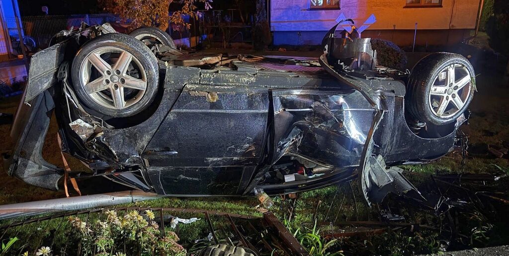 Dachowanie na ul. Oświęcimskiej w Opolu. Kierowcą był poszukiwany mężczyzna