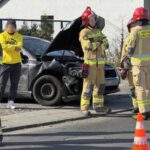 Wypadek na ulicy Teligi w Opolu. Samochód uderzył w słup telekomunikacyjny