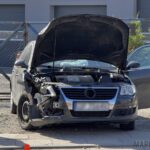 Wypadek na ulicy Teligi w Opolu. Samochód uderzył w słup telekomunikacyjny