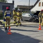 Wypadek na ulicy Teligi w Opolu. Samochód uderzył w słup telekomunikacyjny