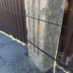 Wypadek na ulicy Teligi w Opolu. Samochód uderzył w słup telekomunikacyjny