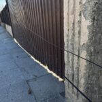 Wypadek na ulicy Teligi w Opolu. Samochód uderzył w słup telekomunikacyjny