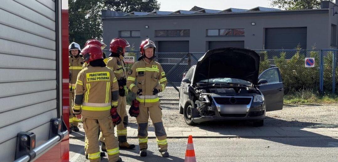 Wypadek na ulicy Teligi w Opolu. Samochód uderzył w słup telekomunikacyjny