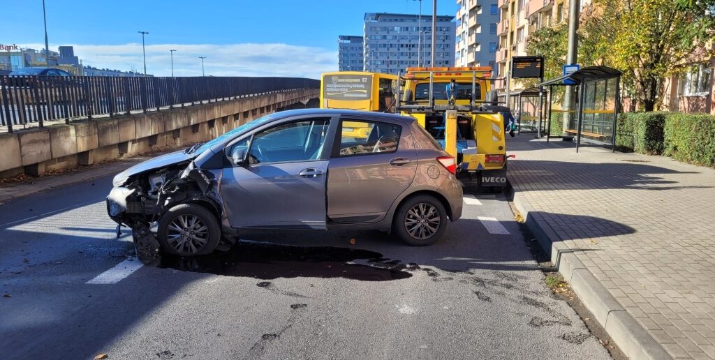 Kierowca wjechał w barierki na dużym rondzie w Opolu