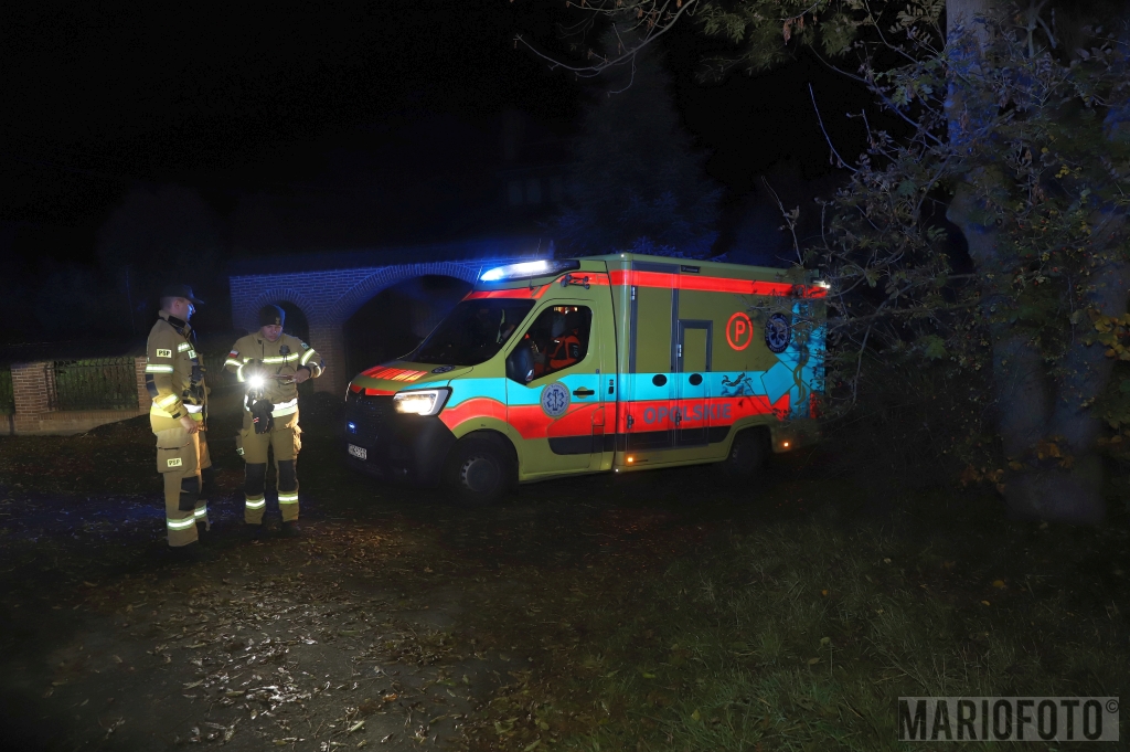 Wypadek w Popielowie, kierowca osobowego volkswagena wjechał w drzewo