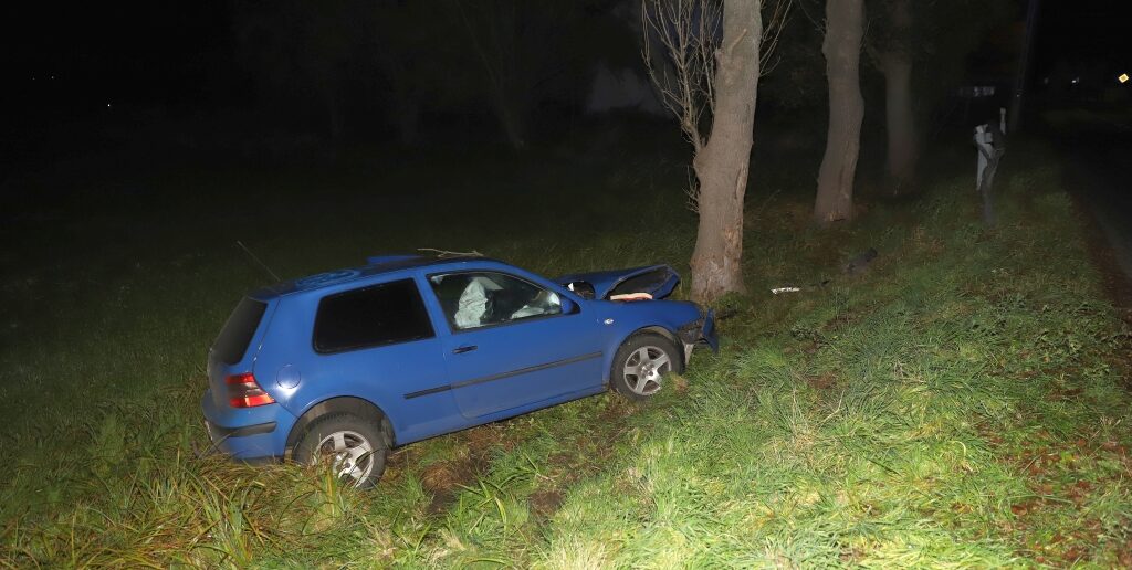 Wypadek w Popielowie, kierowca osobowego volkswagena wjechał w drzewo Wypadek w Popielowie, kierowca osobowego volkswagena wjechał w drzewo