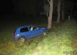 Wypadek w Popielowie, kierowca osobowego volkswagena wjechał w drzewo