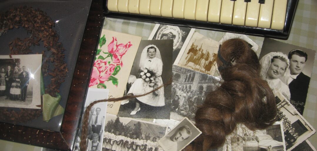 We antreju przi kafeju. Babcia wciąż nosi piękny warkocz…