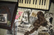 We antreju przi kafeju. Babcia wciąż nosi piękny warkocz… We antreju przi kafeju. Babcia wciąż nosi piękny warkocz…