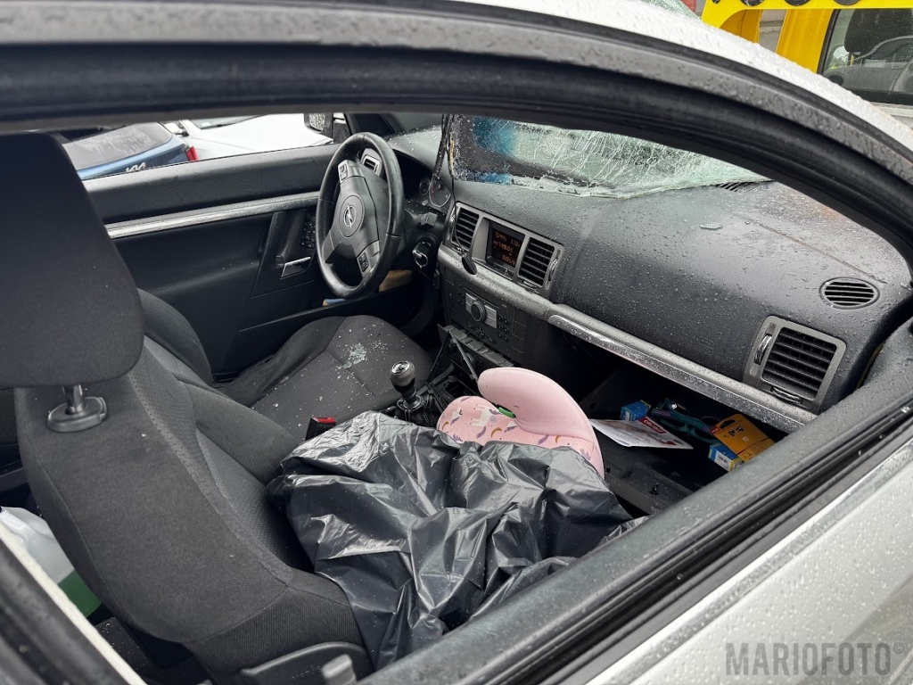 Wybuch środka do czyszczenia kokpitu w samochodzie, kierowca miał dużo szczęścia