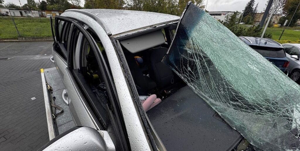 Wybuch środka do czyszczenia kokpitu w samochodzie, kierowca miał dużo szczęścia