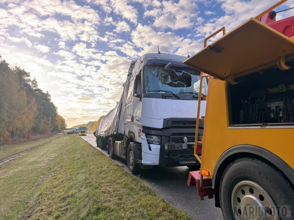 Kierowca tira stracił panowanie nad kierownicą i zjechał z autostrady, pojazd przewrócił się do rowu