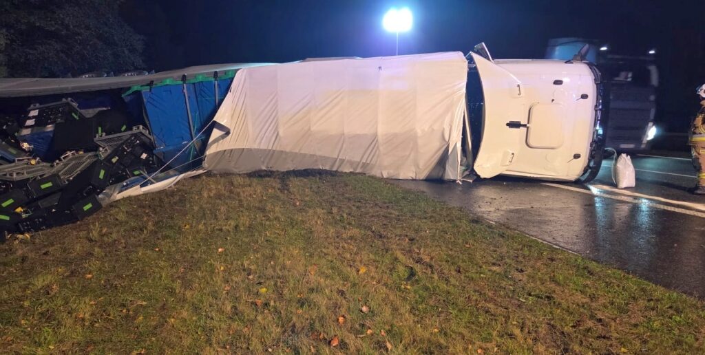 Kierowca tira stracił panowanie nad kierownicą i zjechał z autostrady, pojazd przewrócił się do rowu