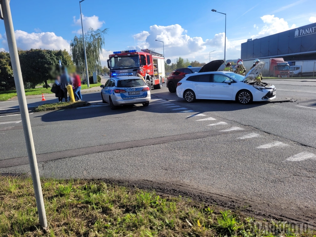 Zderzenie dwóch aut na ul. Partyzanckiej w Opolu, droga zablokowana