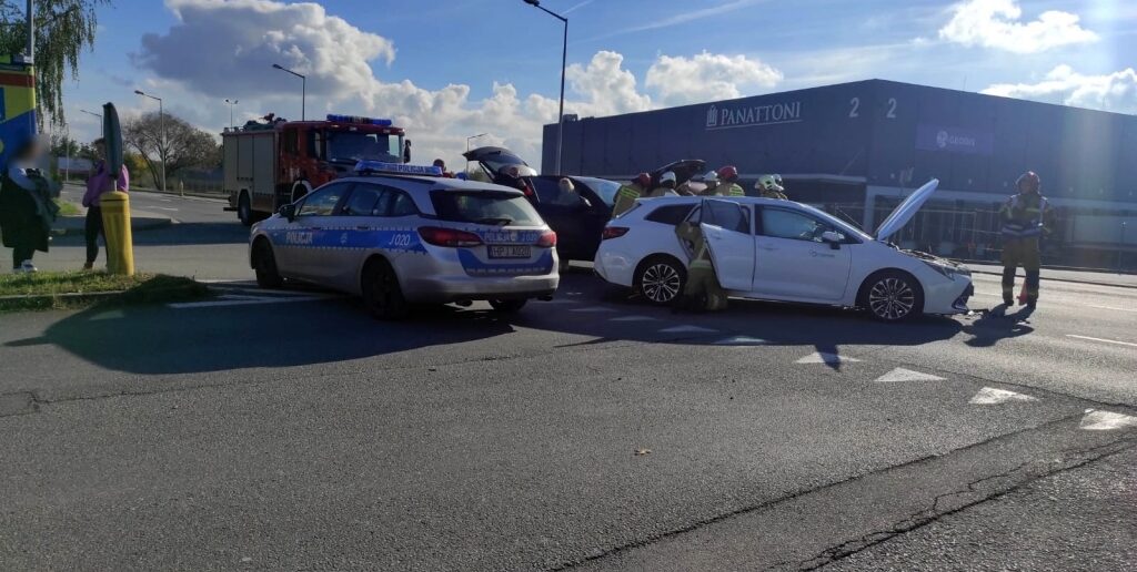 Zderzenie dwóch aut na ul. Partyzanckiej w Opolu, droga zablokowana