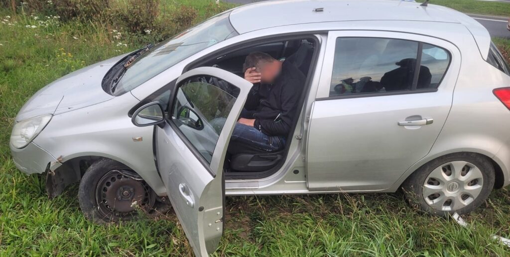 Wrzoski. Kierujący oplem wypadł z drogi, mężczyzna miał ponad trzy promile