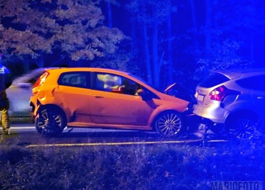 Zderzenie trzech aut na trasie Opole-Ozimek