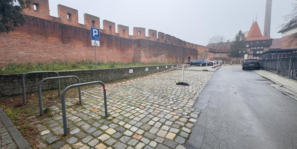 Miasto korków, głupich pomysłów i darmowych parkingów (ale tylko dla wybranych)