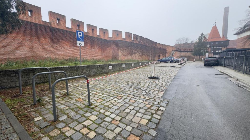 Miasto korków, głupich pomysłów i darmowych parkingów (ale tylko dla wybranych)