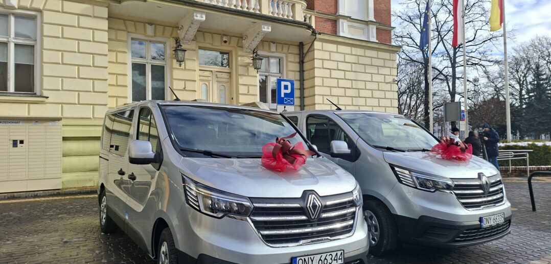 Dwa nowe busy. Mały wielki gest wobec rodzin zastępczych z powiatu nyskiego