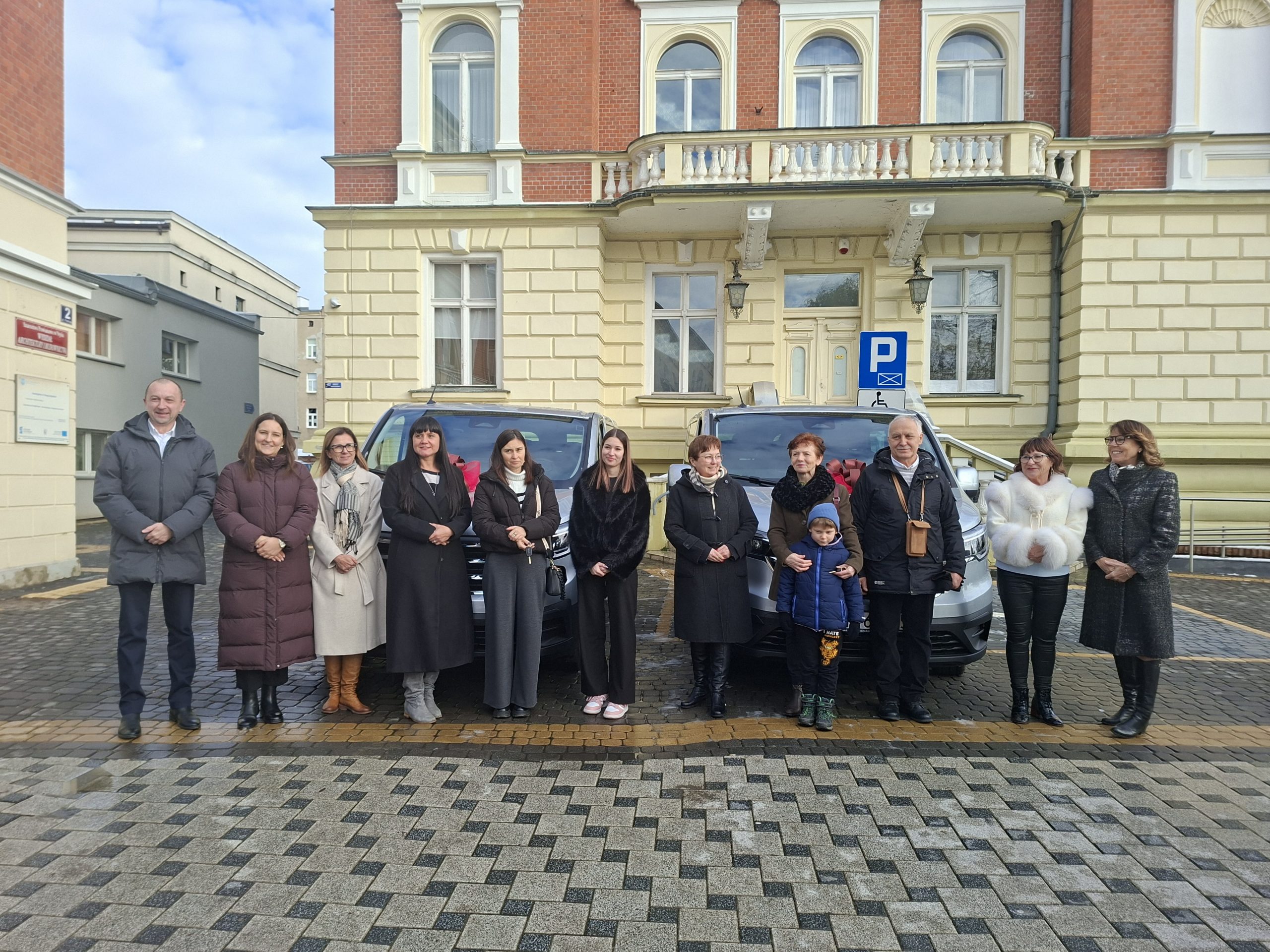 Dwa nowe busy. Mały wielki gest wobec rodzin zastępczych z powiatu nyskiego